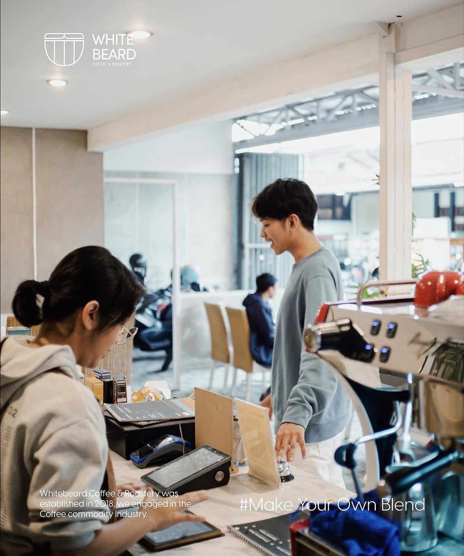 Pelanggan berinteraksi di counter White Beard Coffee & Roastery.