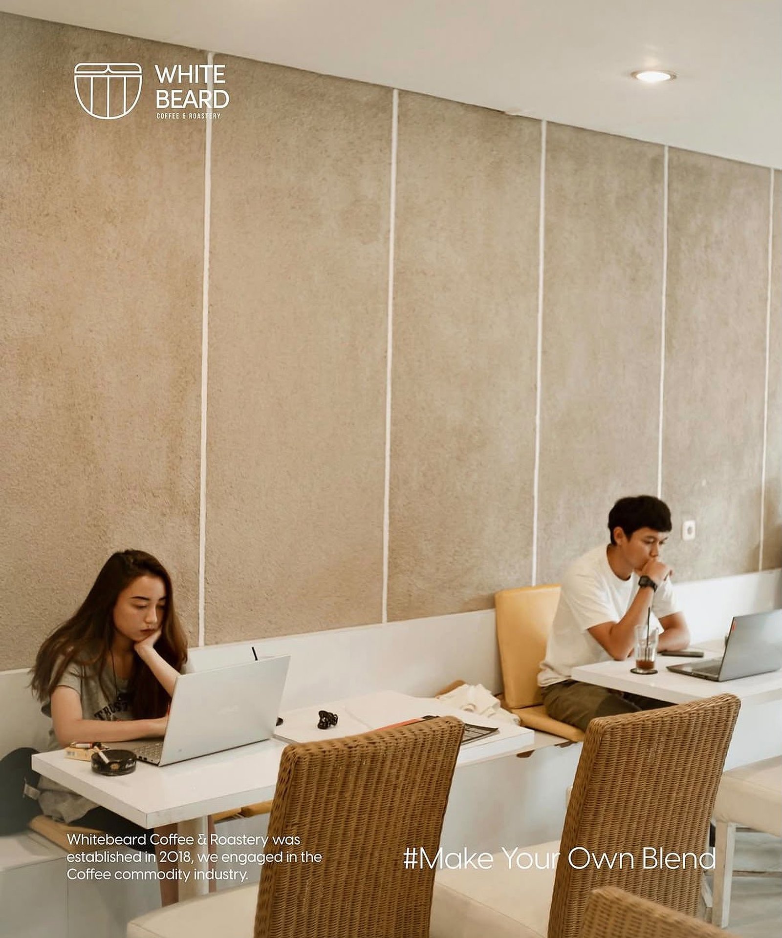 Pengunjung bekerja dengan laptop di White Beard Coffee & Roastery.