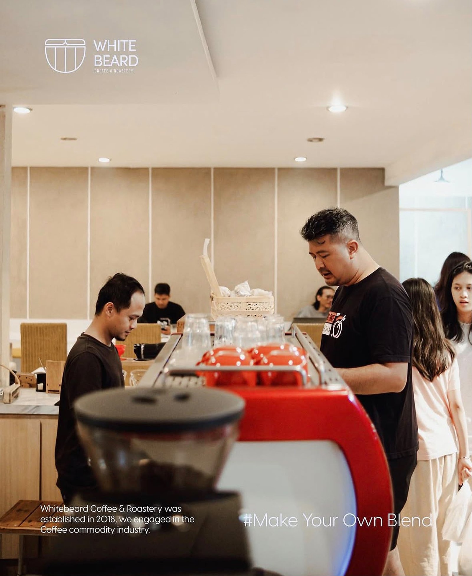 Tim White Beard melayani pengunjung di area coffee shop.